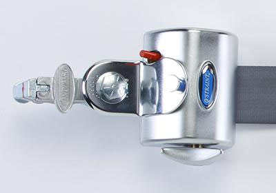 A Q'Straint QRT Standard semi-automatic retractor with a single tensioning knob
